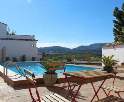 Zona exterior con piscina y vistas a la naturaleza de este complejo de apartamentos.