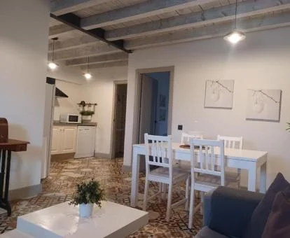 Interior de uno de los coquetos apartamentos totalmente equipados del complejo.