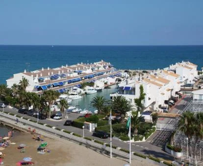 Vista aérea de este coqueto complejo de apartamentos junto al mar.