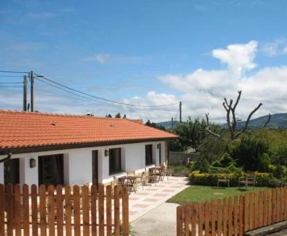 Edificio de este complejo de apartamentos con zona exterior y jardín.
