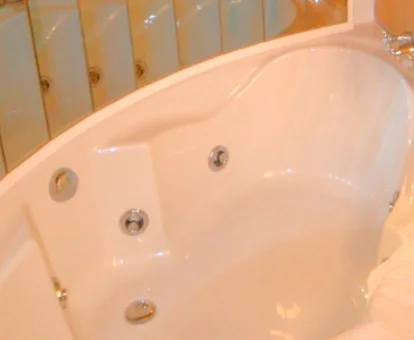 Jacuzzi privado de uno de los estudios de este complejo de apartamentos.