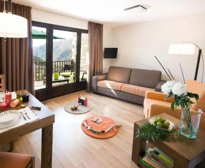 Interior de uno de los coquetos apartamentos con terraza y vistas del complejo.