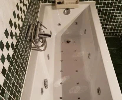 Bañera de hidromasaje privada de la suite del hotel.