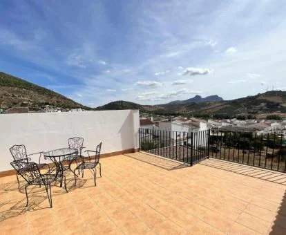 Fabulosa terraza con mobilirio y vistas del apartamento ático del complejo.