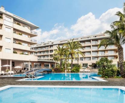 Coqueto hotel con encanto con piscinas exteriores y jardín.