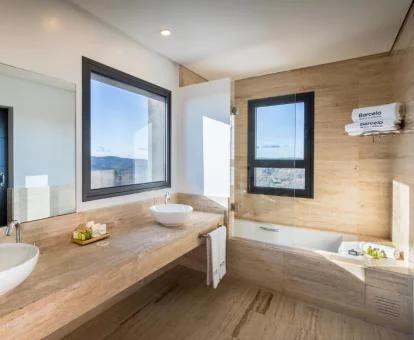 Amplio baño con bañera de hidromasaje de la Suite Junior.