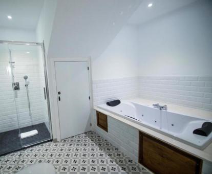 Baño con bañera de hidromasaje privada de la casa de un dormitorio.