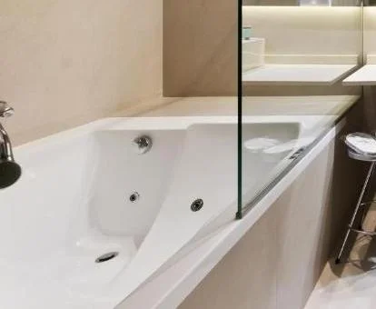 Bañera de hidromasaje privada en el baño de la suite junior del hotel.