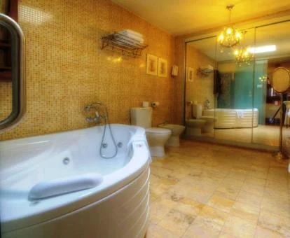 Bañera de hidromasaje privada en el baño de la Suite del hotel.