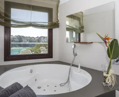 Bañera de hidromasaje privada de una de las habitaciones del hotel.