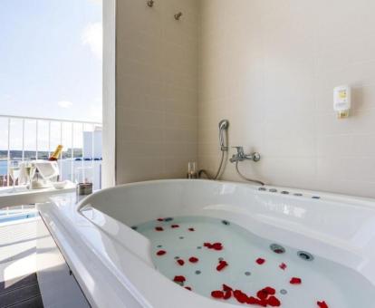 Bañera de hidromasaje privada de la Suite con vistas al mar del hotel.