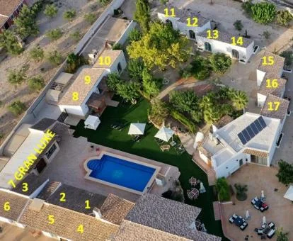 Vista aérea de este maravilloso hotel rural con zonas exteriores.