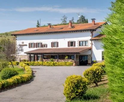 Precioso establecimiento con amplios jardines rodeado de un bello entorno natural.