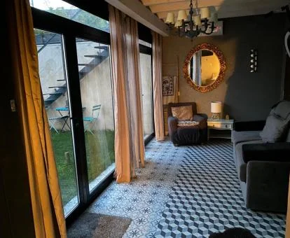 Acogedora zona de estar con acceso al jardín privado de este apartamento independiente.