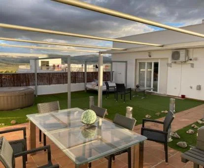Terraza privada con mobiliario, jacuzzi privado y fabulosas vistas de uno de los alojamientos del establecimiento.