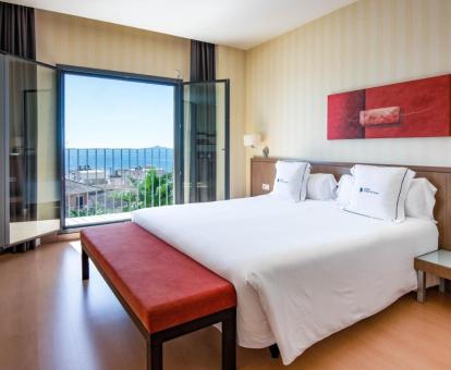 Una de las coquetas habitaciones con balcón y vistas al mar del hotel.