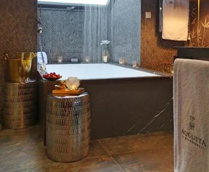 Precioso jacuzzi privado de la Suite Deluxe del hotel.