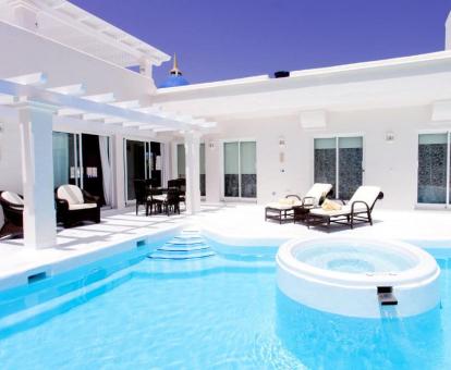 Preciosa Villa Superior con piscina privada y jacuzzi al aire libre.