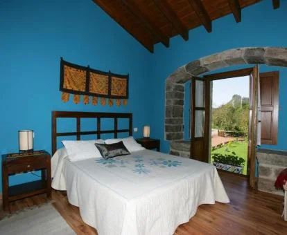 Una de las acogedoras habitaciones con vistas de este coqueto hotel con encanto.