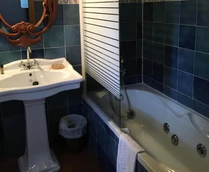 Baño con bañera de hidromasaje privada de una de las habitaciones del hotel.