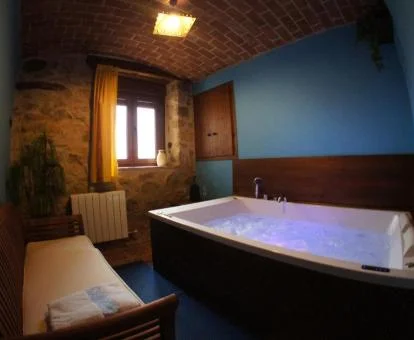 Zona de relajación privada con jacuzzi del apartamento de 1 dormitorio.