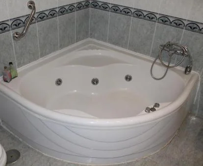 Bañera de hidromasaje privada en el baño de la Suite del hotel.