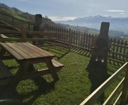 Terraza con mobiliario y barbacoa de uno de los coquetos apartamentos de este establecimiento en la naturaleza.