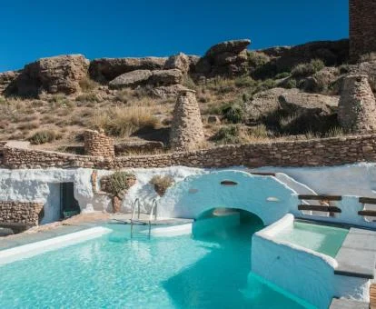 Preciosa piscina exterior de este establecimiento rural.