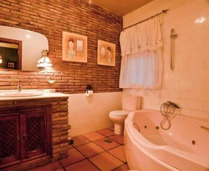 Baño de la Suite Junior con jacuzzi privado.