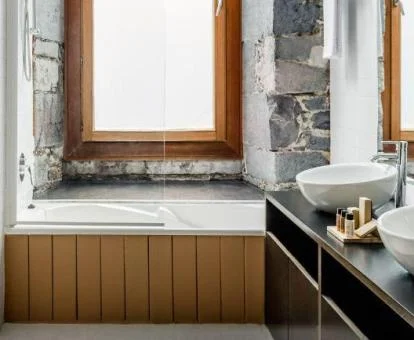 Baño con bañera de hidromasaje privada de la Habitación Familiar del hotel.