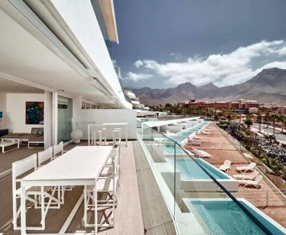Terraza de una de las habitaciones con maravillosas vistas a los exteriores del hotel.