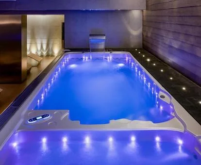 Bañra de hidromasaje privada en el baño de la Suite Dúplex