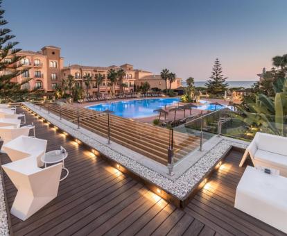 Zonas exteriores con piscina y vistas al mar de este hotel con encanto.