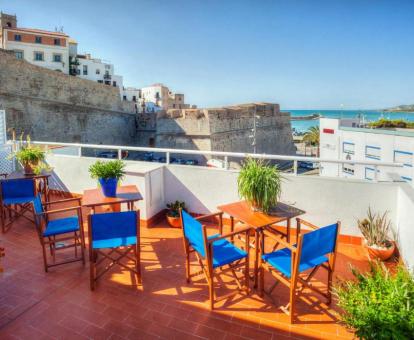 Amplia terraza con comedores exteriores y vistas al mar de este coqueto hotel boutique.