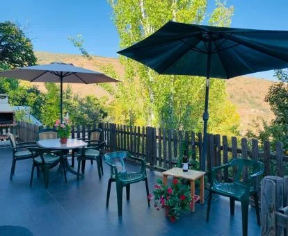 Terraza con comedor exterior y maravillosas vistas de este establecimiento.