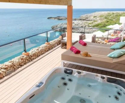 Bañera de hidromasaje privada en la terraza de una de las habitaciones de categoría superior del hotel.