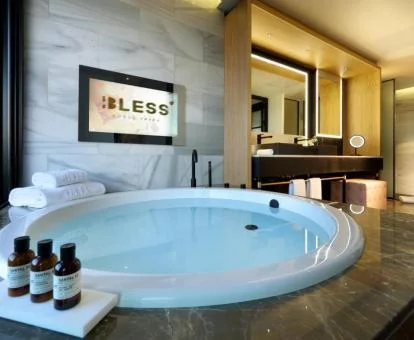 Bañera de hidromasaje circular del precioso Estudio Suite del hotel.