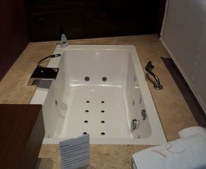 Bañera de hidromasaje privada en el baño de la suite del hotel.
