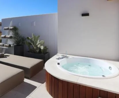 Jacuzzi privado al aire libre en la terraza de la Suie Sky del hotel.