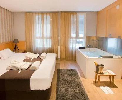 Precioso jacuzzi privado junto a la cama y al lado de la ventana de la Habitación Doble Deluxe del hotel YOU & CO. J. Botánico Boutique
