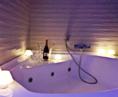 Jacuzzi privado de la Habitación Doble Deluxe del hotel.