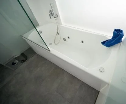 Bañera de hidromasaje en el baño de la Habitación Doble Superior del hotel.