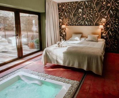 Preciosa habitación con vistas y bañera de hidromasaje privada junto a la cama. 