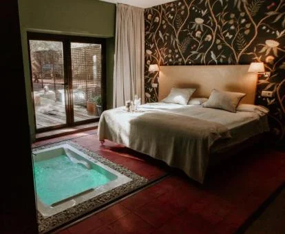 Una de las preciosas habitaciones con bañera de hidromasaje privada de este hotel boutique.