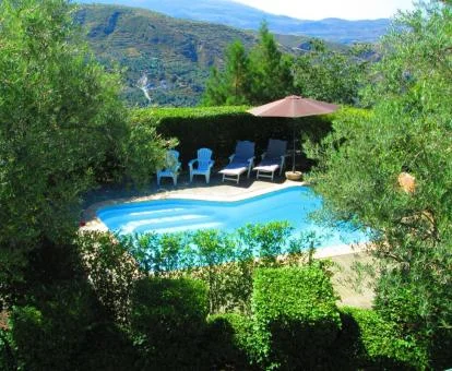 Hermosa piscina exterior rodeada de vegetación de este establecimiento rural en la naturaleza.