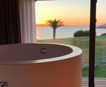 Bañera de hidromasaje circular de uno de los apartamentos con vistas al mar.