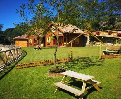 Zona exterior con amplios jardines de este maravilloso establecimiento en la naturaleza.