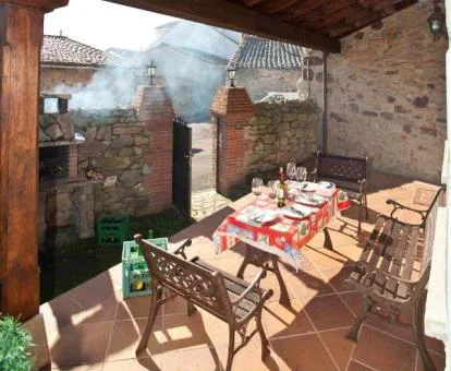 Zona exterior con terraza y mobiliario de uno de los preciosos alojamientos del establecimiento.