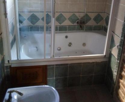 Bañera de hidromasaje privada en el baño de uno de los apartamentos del establecimiento.