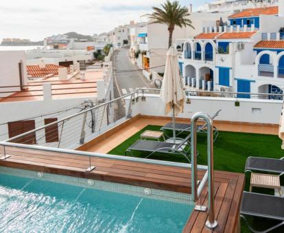 Zona exterior de este hotel con encanto con piscina al aire libre y solarium.
